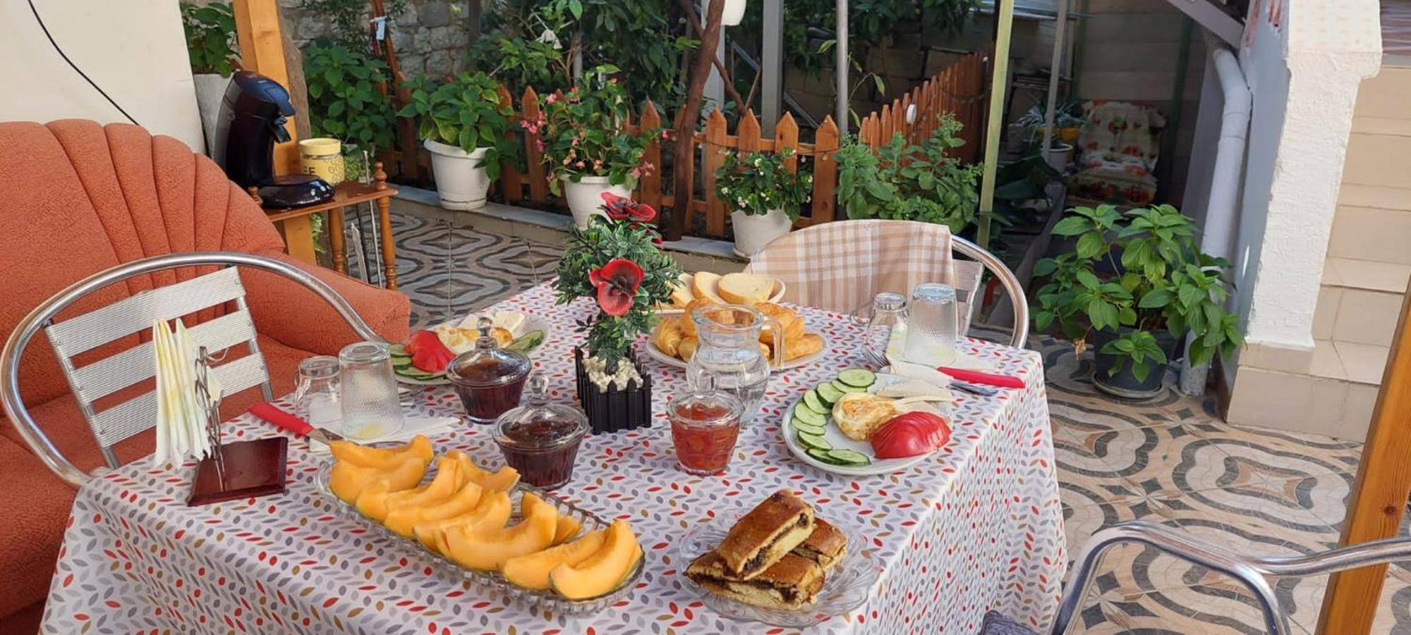 Guest House Flowers Berat Buitenkant foto
