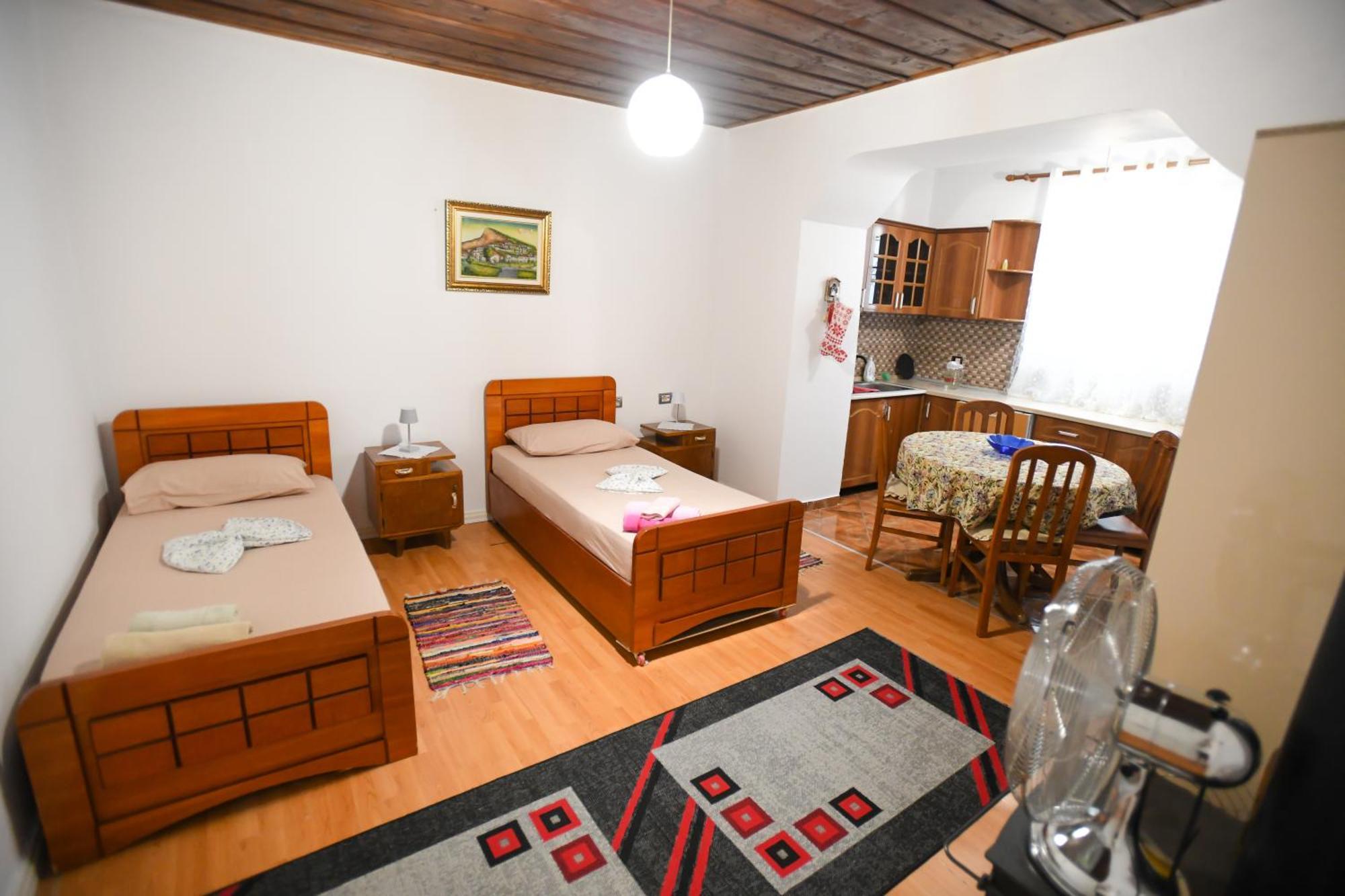 Guest House Flowers Berat Buitenkant foto