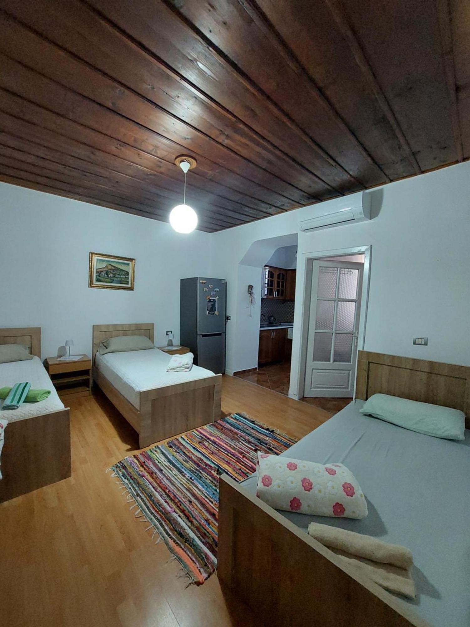 Guest House Flowers Berat Buitenkant foto