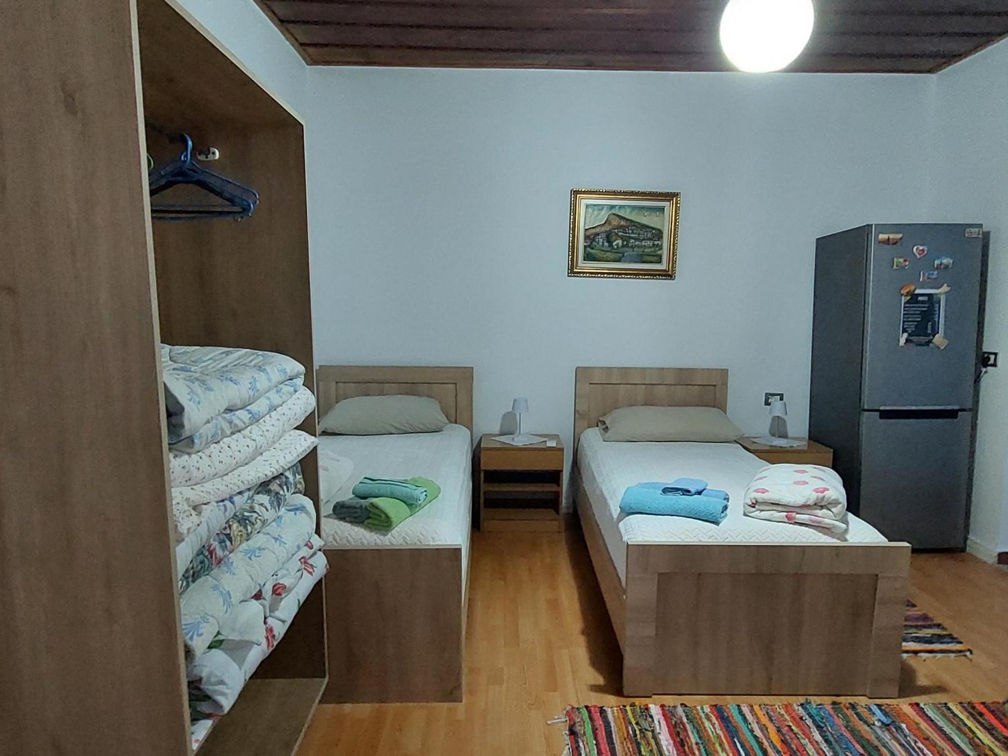 Guest House Flowers Berat Buitenkant foto